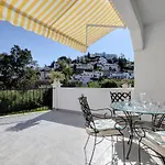 Quaint 2 Bedroom Townhouse With Pool Close To Sea!