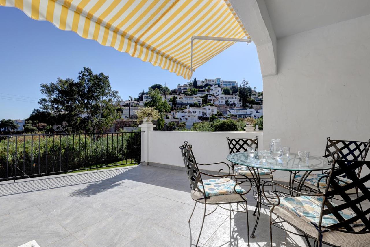 Quaint 2 Bedroom Townhouse With Pool Close To Sea! Chalet