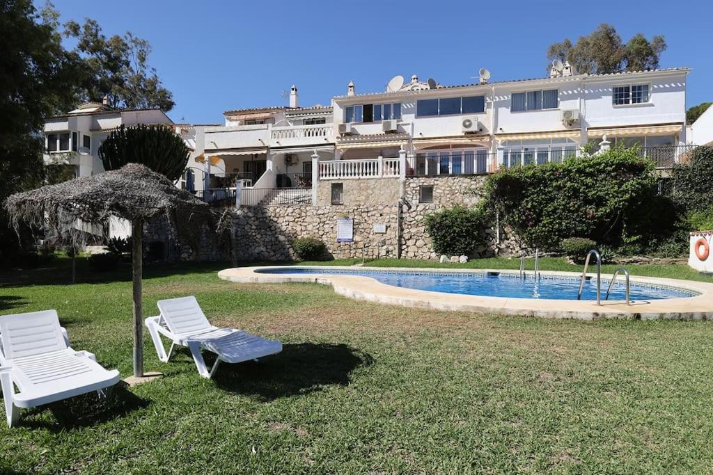 Chalet Quaint 2 Bedroom Townhouse With Pool Close To Sea! Benalmádena