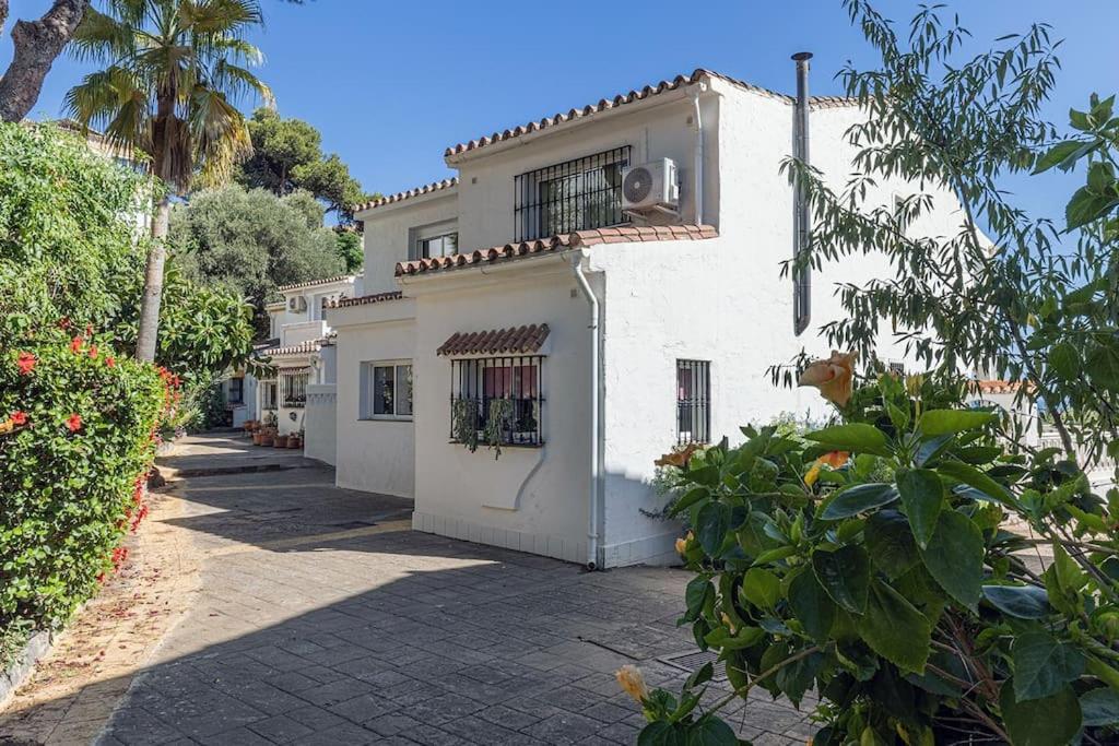 Chalet Quaint 2 Bedroom Townhouse With Pool Close To Sea! *