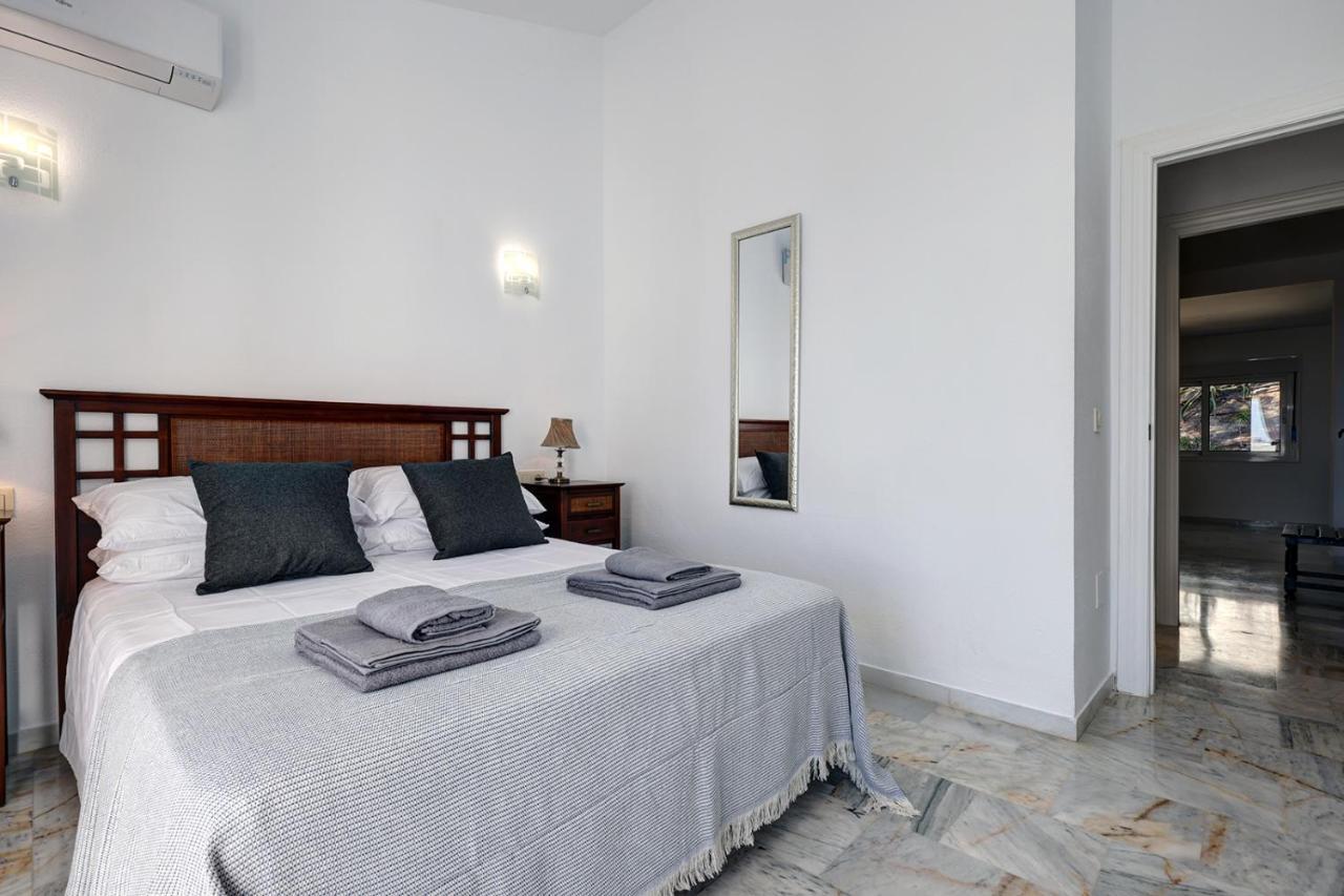 Chalet Quaint 2 Bedroom Townhouse With Pool Close To Sea!