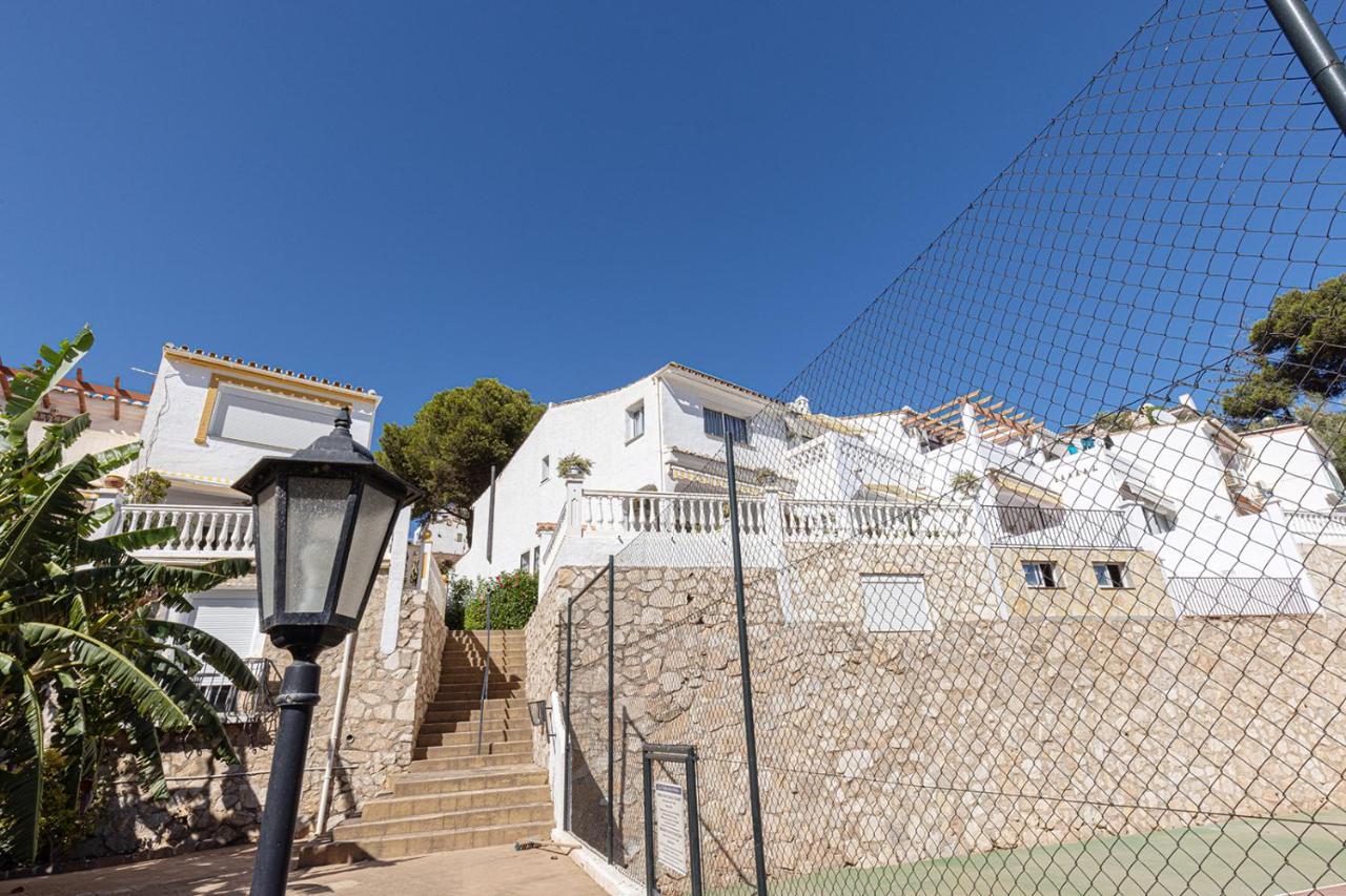 Chalet Quaint 2 Bedroom Townhouse With Pool Close To Sea! *