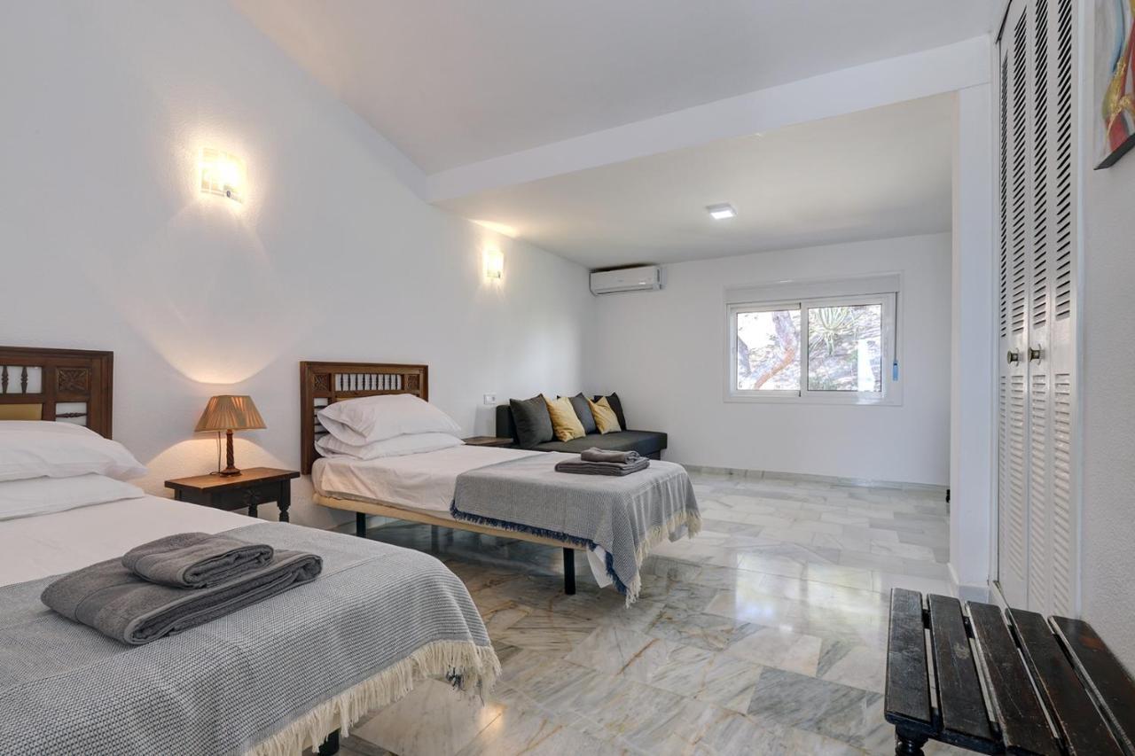 Quaint 2 Bedroom Townhouse With Pool Close To Sea! Chalet